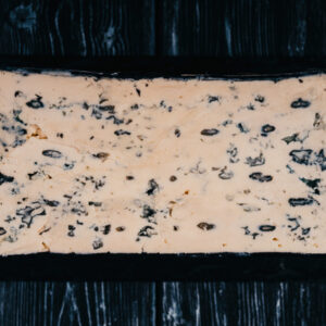 Сыр с голубой плесенью Grand Noir, кг